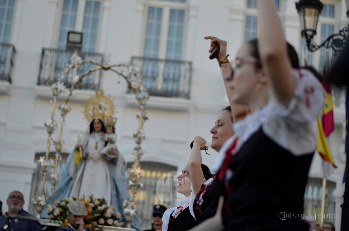Lucía Moreno y Paloma Morales retratan la emoción de la llegada de la Virgen de las Viñas a Tomelloso