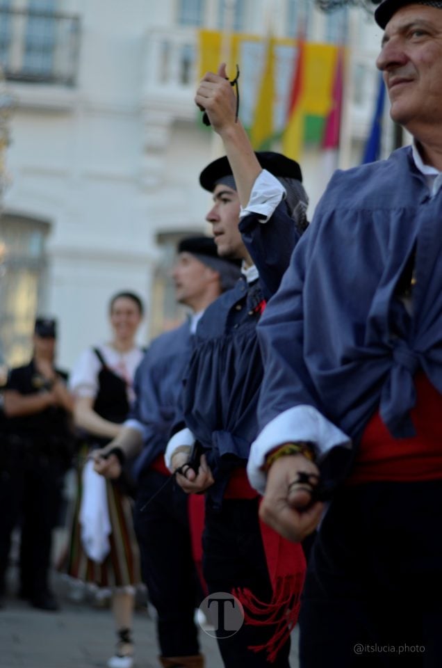 Lucía Moreno y Paloma Morales retratan la emoción de la llegada de la Virgen de las Viñas a Tomelloso