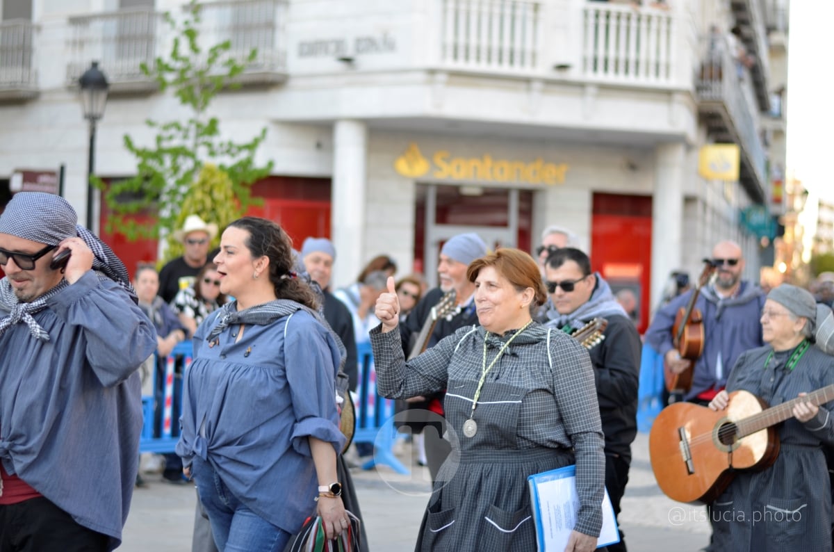 Lucía Moreno y Paloma Morales retratan la emoción de la llegada de la Virgen de las Viñas a Tomelloso