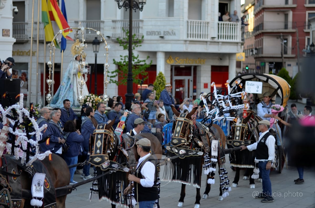Lucía Moreno y Paloma Morales retratan la emoción de la llegada de la Virgen de las Viñas a Tomelloso