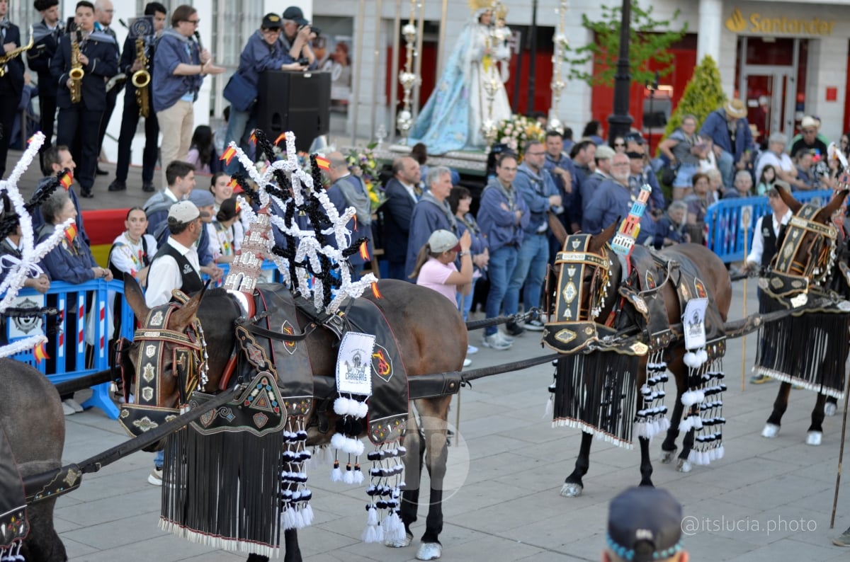 Lucía Moreno y Paloma Morales retratan la emoción de la llegada de la Virgen de las Viñas a Tomelloso
