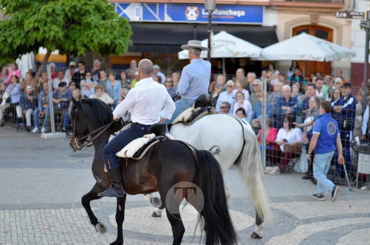 Lucía Moreno y Paloma Morales retratan la emoción de la llegada de la Virgen de las Viñas a Tomelloso