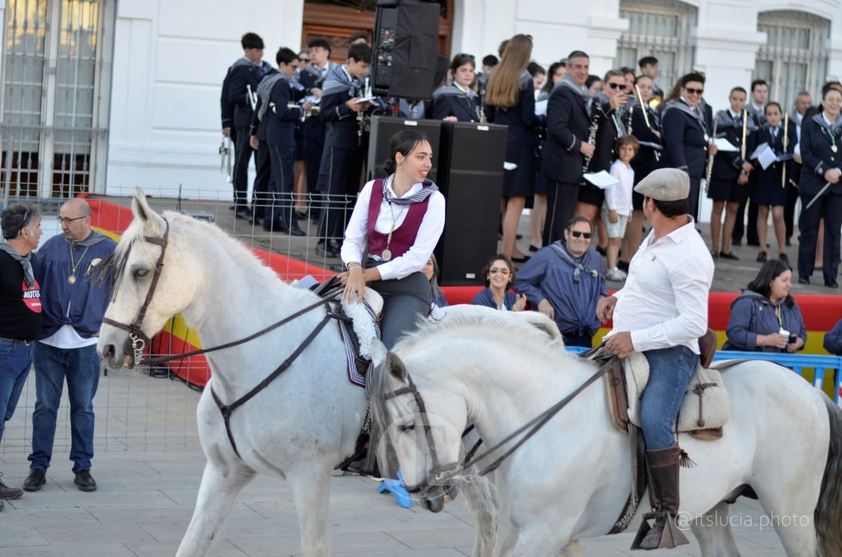 Lucía Moreno y Paloma Morales retratan la emoción de la llegada de la Virgen de las Viñas a Tomelloso