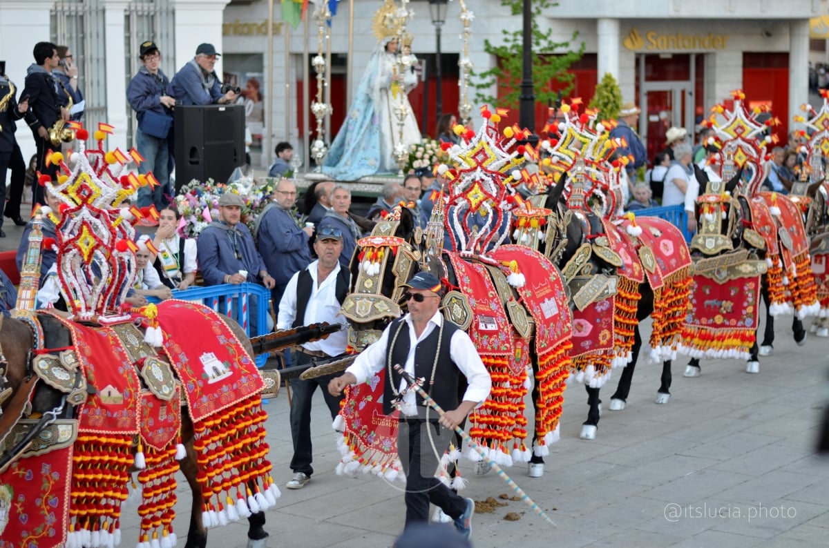 Lucía Moreno y Paloma Morales retratan la emoción de la llegada de la Virgen de las Viñas a Tomelloso