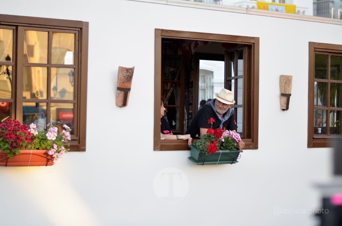 Lucía Moreno y Paloma Morales retratan la emoción de la llegada de la Virgen de las Viñas a Tomelloso