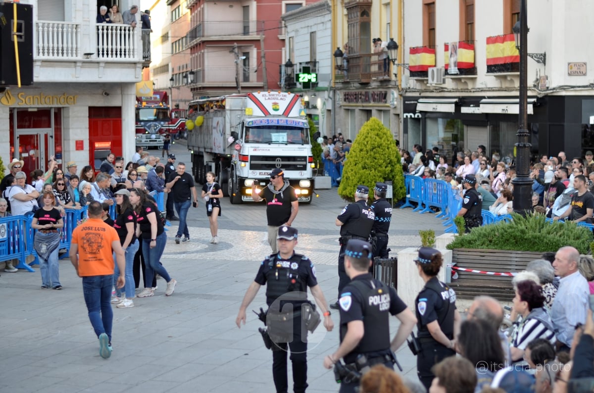 Lucía Moreno y Paloma Morales retratan la emoción de la llegada de la Virgen de las Viñas a Tomelloso