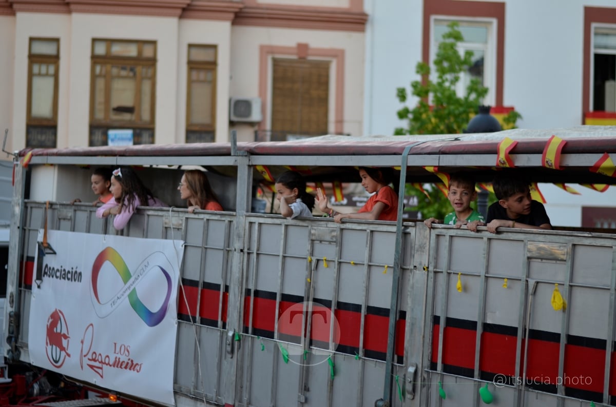 Lucía Moreno y Paloma Morales retratan la emoción de la llegada de la Virgen de las Viñas a Tomelloso