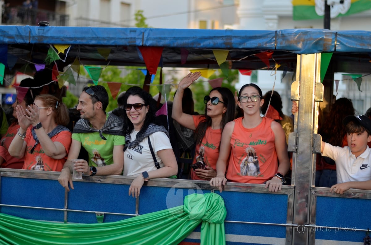 Lucía Moreno y Paloma Morales retratan la emoción de la llegada de la Virgen de las Viñas a Tomelloso