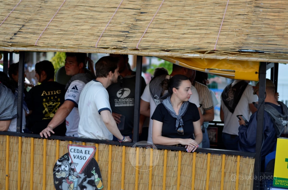 Lucía Moreno y Paloma Morales retratan la emoción de la llegada de la Virgen de las Viñas a Tomelloso