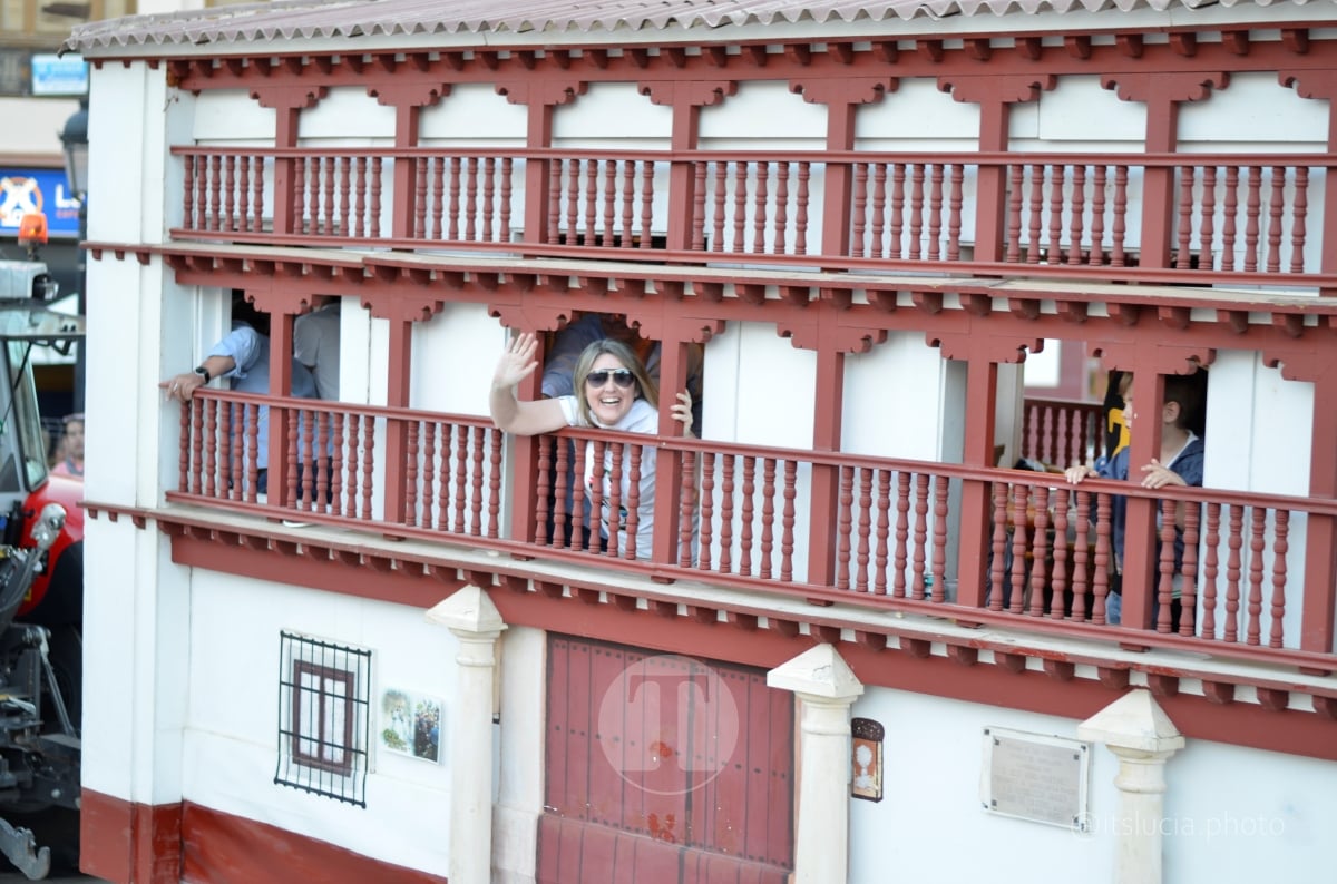 Lucía Moreno y Paloma Morales retratan la emoción de la llegada de la Virgen de las Viñas a Tomelloso