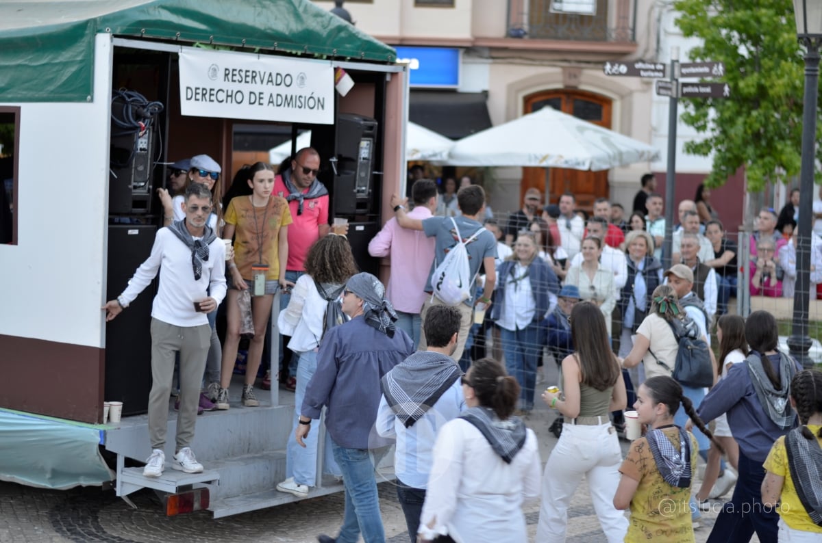 Lucía Moreno y Paloma Morales retratan la emoción de la llegada de la Virgen de las Viñas a Tomelloso