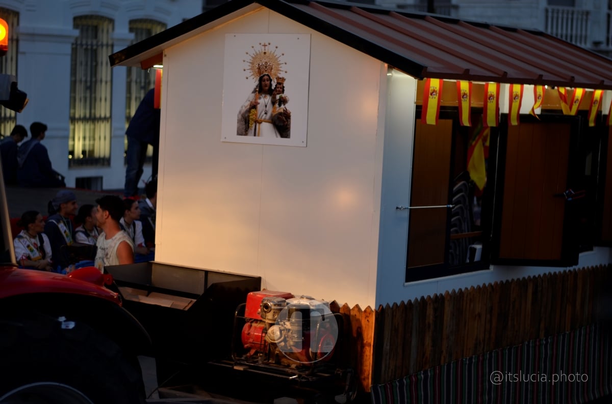 Lucía Moreno y Paloma Morales retratan la emoción de la llegada de la Virgen de las Viñas a Tomelloso