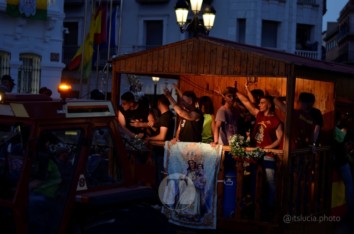 Lucía Moreno y Paloma Morales retratan la emoción de la llegada de la Virgen de las Viñas a Tomelloso