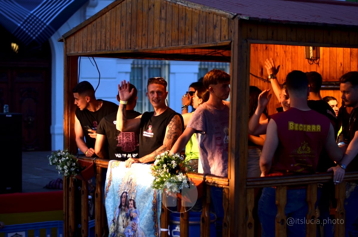 Lucía Moreno y Paloma Morales retratan la emoción de la llegada de la Virgen de las Viñas a Tomelloso