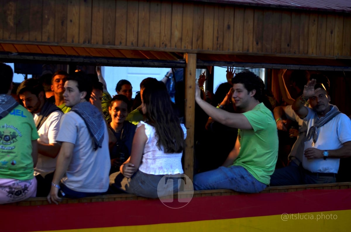 Lucía Moreno y Paloma Morales retratan la emoción de la llegada de la Virgen de las Viñas a Tomelloso