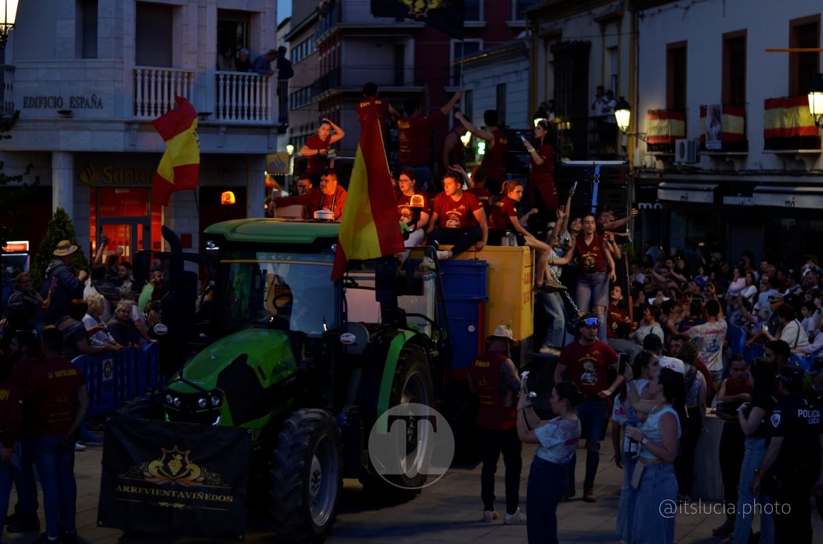 Lucía Moreno y Paloma Morales retratan la emoción de la llegada de la Virgen de las Viñas a Tomelloso