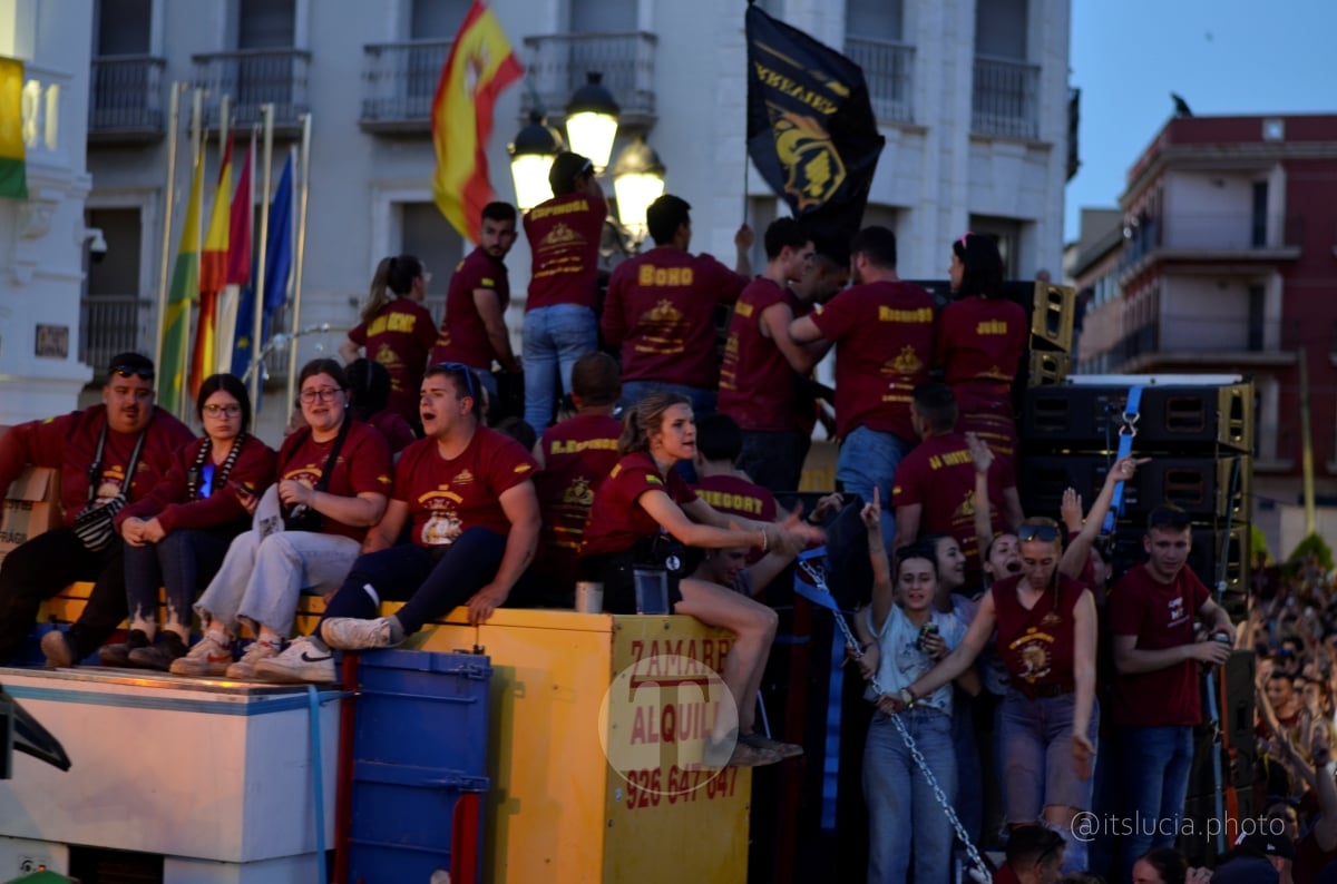 Lucía Moreno y Paloma Morales retratan la emoción de la llegada de la Virgen de las Viñas a Tomelloso
