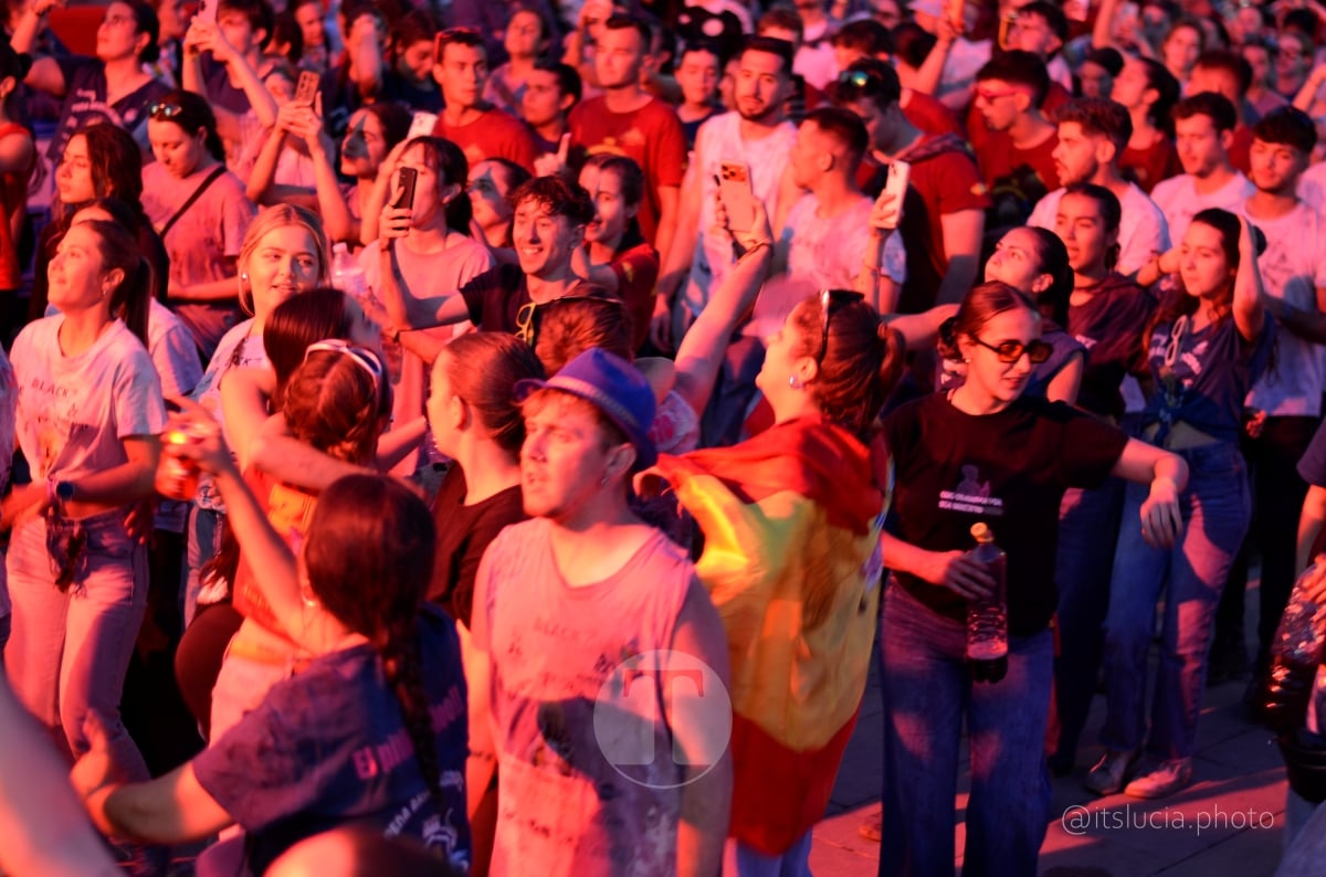 Lucía Moreno y Paloma Morales retratan la emoción de la llegada de la Virgen de las Viñas a Tomelloso