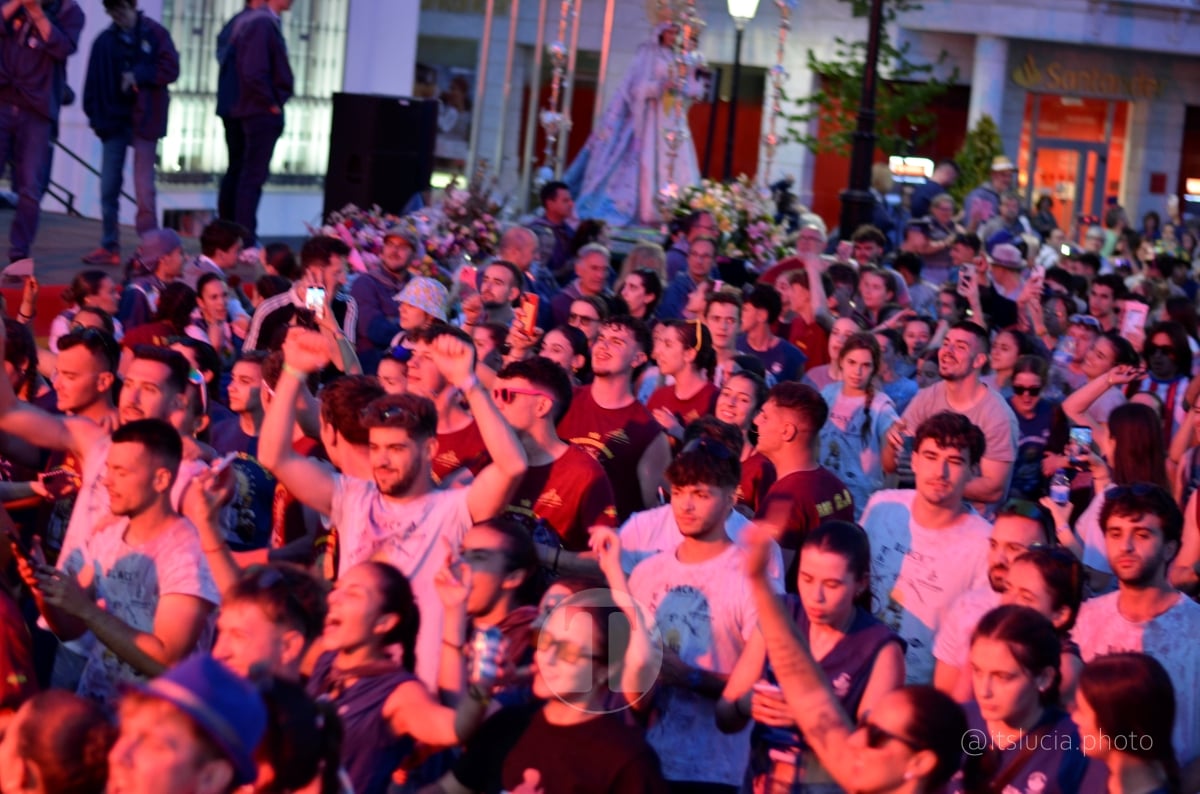 Lucía Moreno y Paloma Morales retratan la emoción de la llegada de la Virgen de las Viñas a Tomelloso