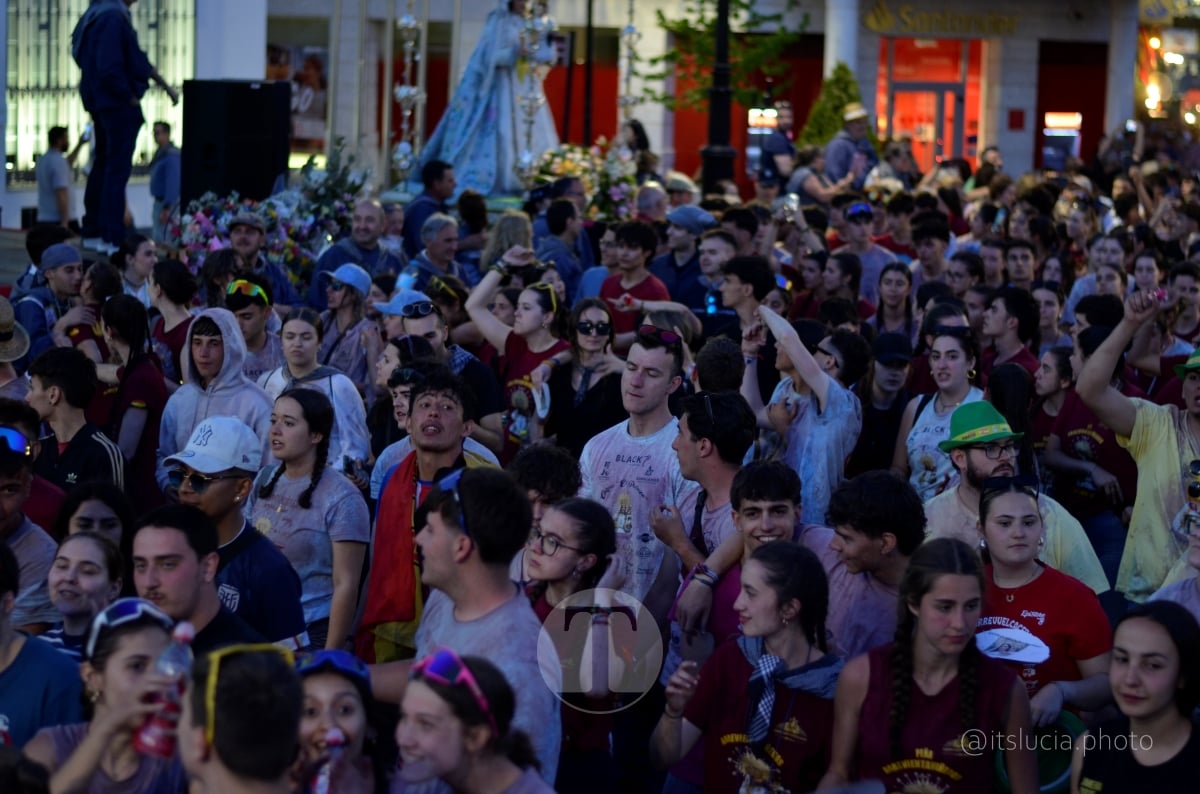 Lucía Moreno y Paloma Morales retratan la emoción de la llegada de la Virgen de las Viñas a Tomelloso