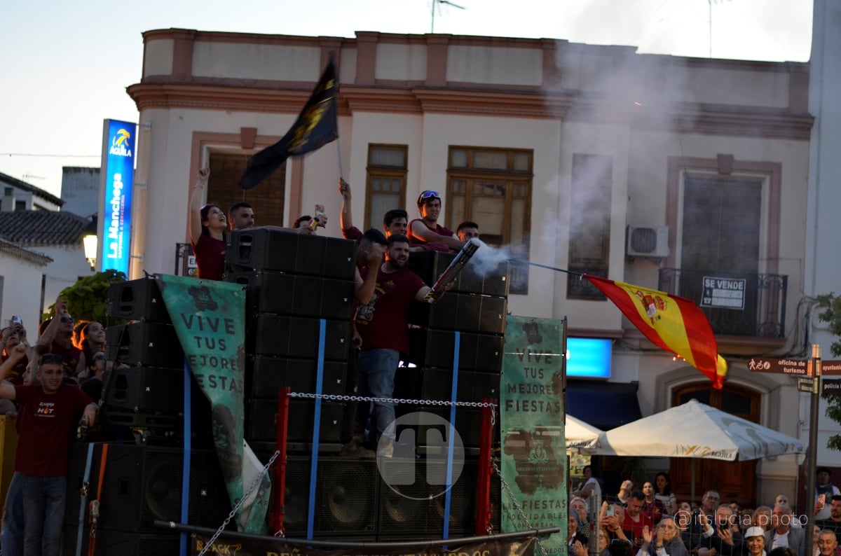 Lucía Moreno y Paloma Morales retratan la emoción de la llegada de la Virgen de las Viñas a Tomelloso