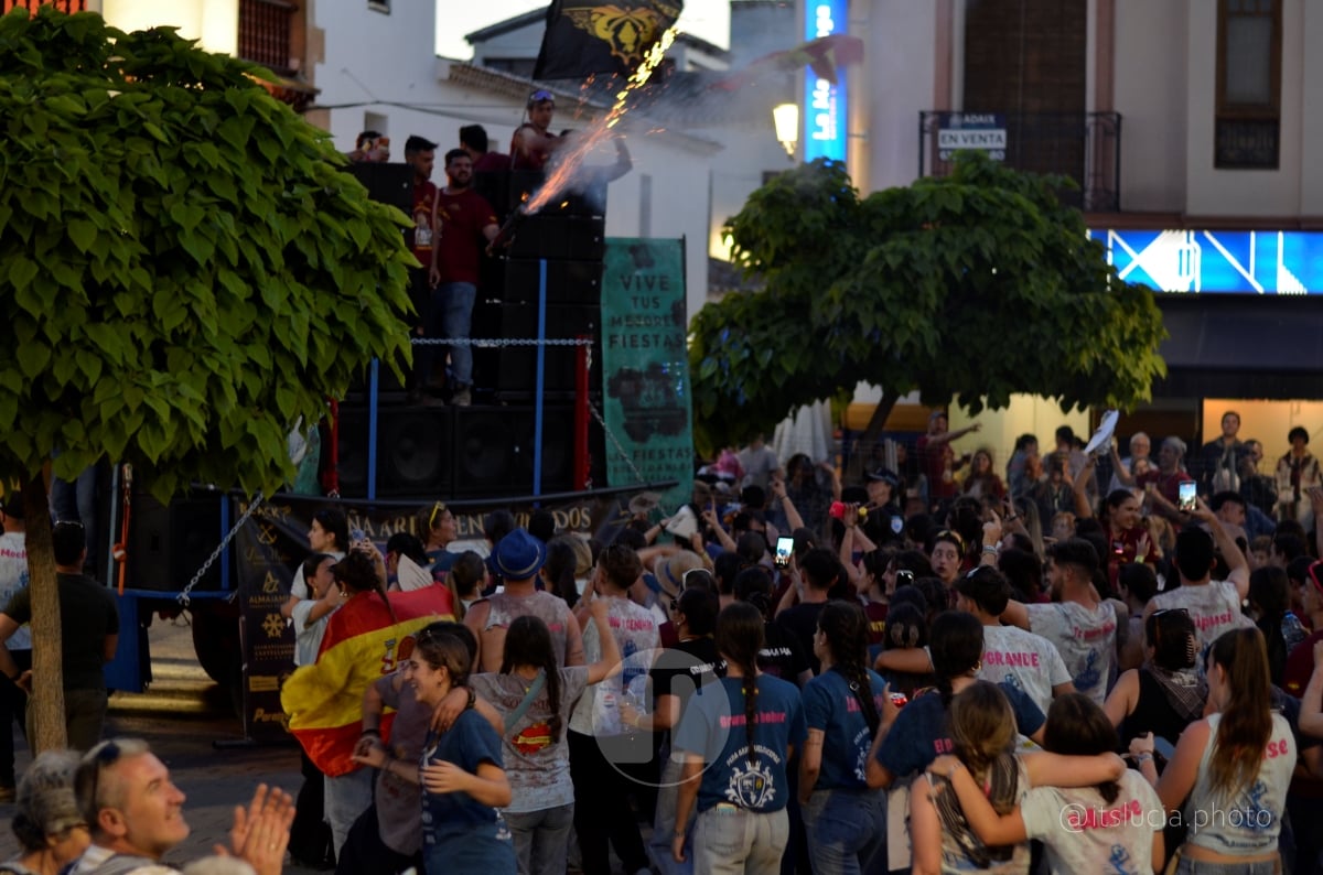 Lucía Moreno y Paloma Morales retratan la emoción de la llegada de la Virgen de las Viñas a Tomelloso