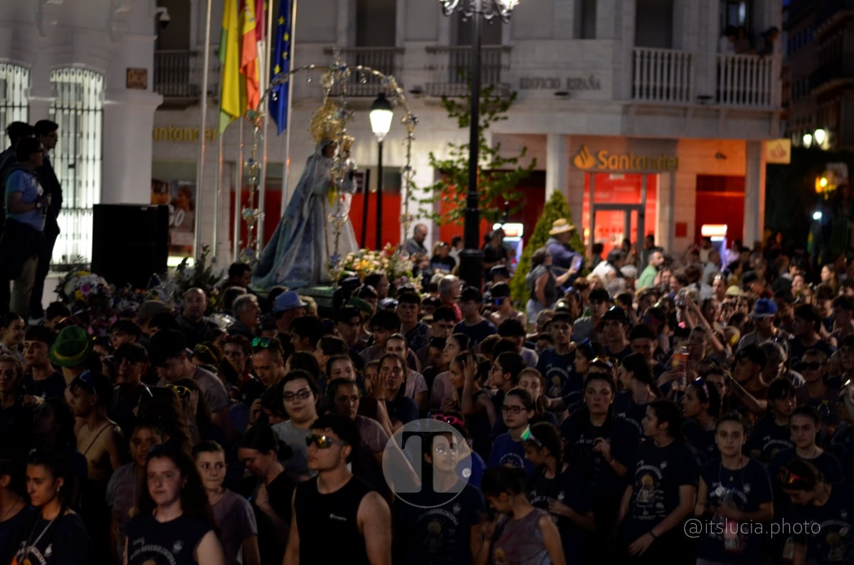 Lucía Moreno y Paloma Morales retratan la emoción de la llegada de la Virgen de las Viñas a Tomelloso