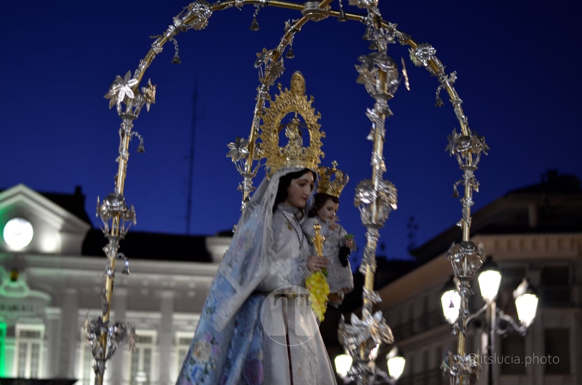 Lucía Moreno y Paloma Morales retratan la emoción de la llegada de la Virgen de las Viñas a Tomelloso