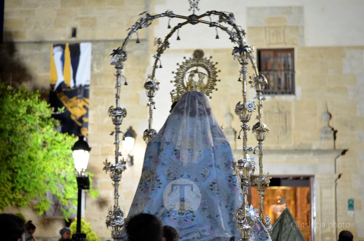 Lucía Moreno y Paloma Morales retratan la emoción de la llegada de la Virgen de las Viñas a Tomelloso