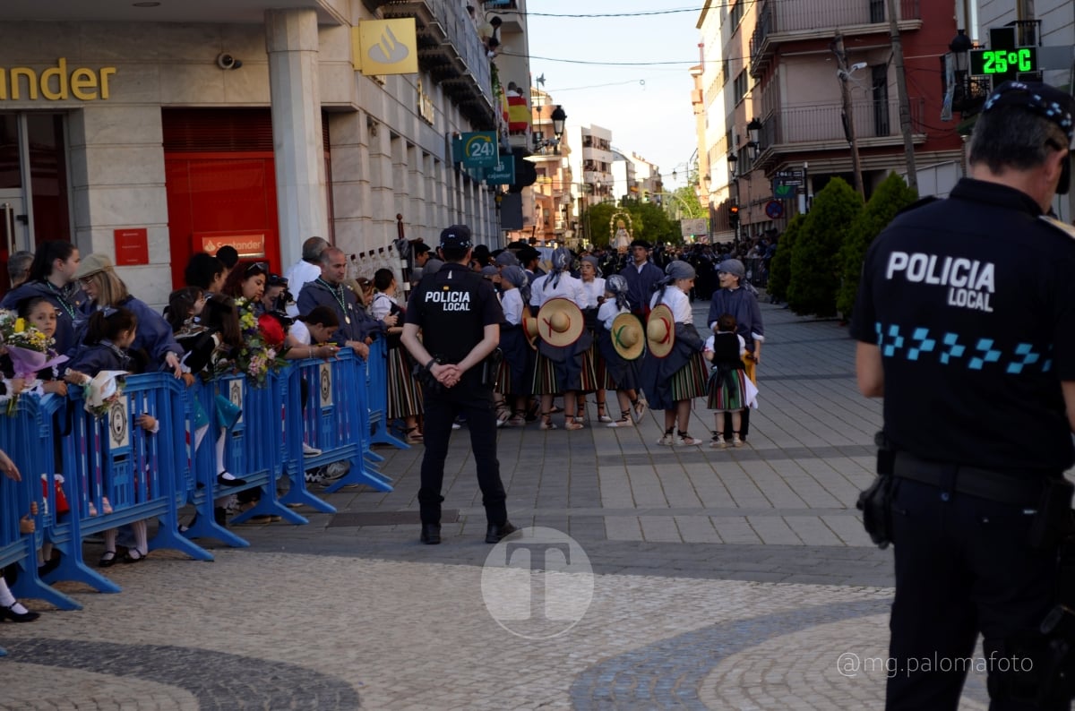 Lucía Moreno y Paloma Morales retratan la emoción de la llegada de la Virgen de las Viñas a Tomelloso