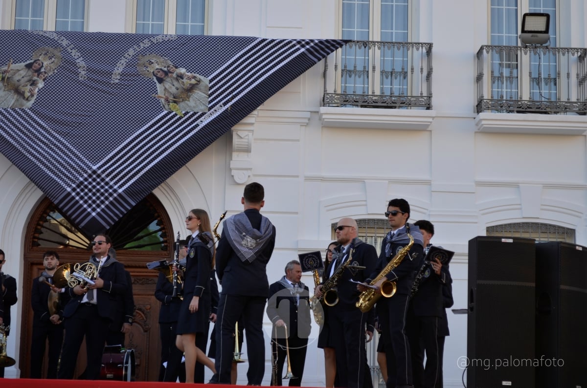 Lucía Moreno y Paloma Morales retratan la emoción de la llegada de la Virgen de las Viñas a Tomelloso