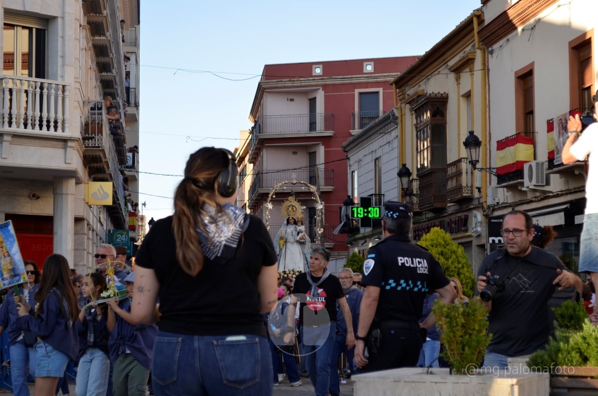 Lucía Moreno y Paloma Morales retratan la emoción de la llegada de la Virgen de las Viñas a Tomelloso