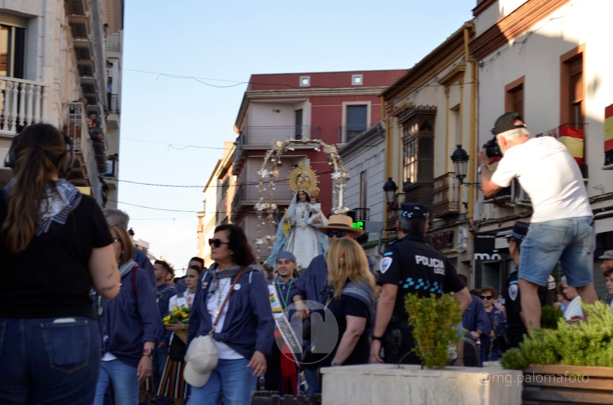 Lucía Moreno y Paloma Morales retratan la emoción de la llegada de la Virgen de las Viñas a Tomelloso