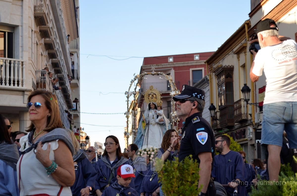 Lucía Moreno y Paloma Morales retratan la emoción de la llegada de la Virgen de las Viñas a Tomelloso