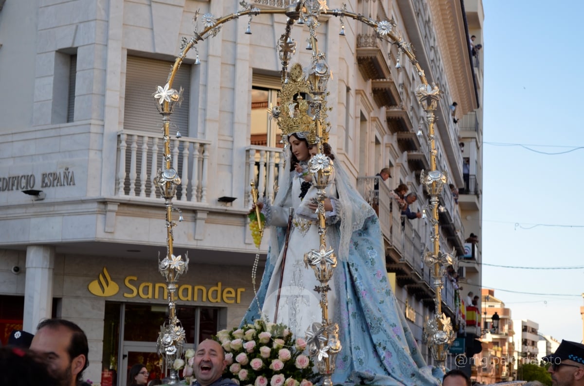 Lucía Moreno y Paloma Morales retratan la emoción de la llegada de la Virgen de las Viñas a Tomelloso