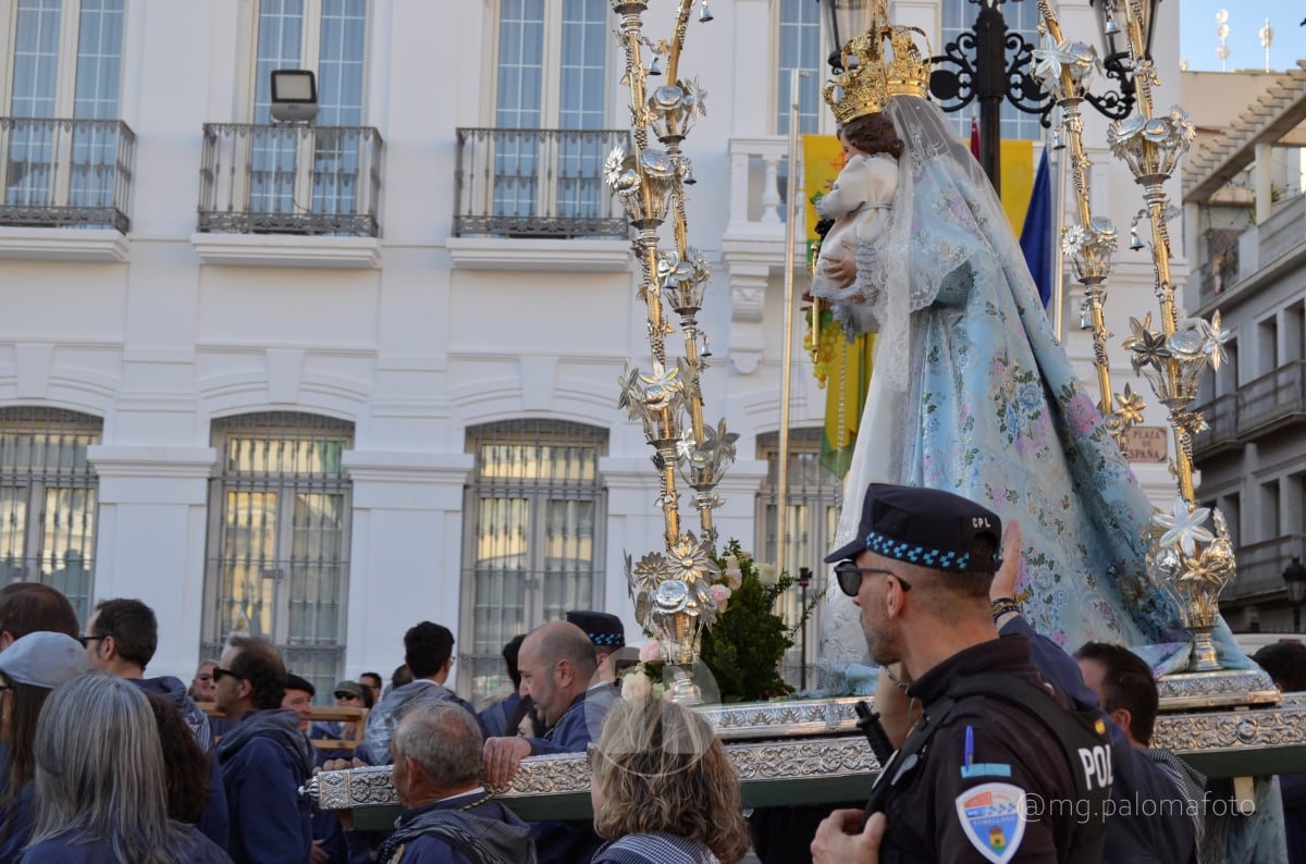 Lucía Moreno y Paloma Morales retratan la emoción de la llegada de la Virgen de las Viñas a Tomelloso