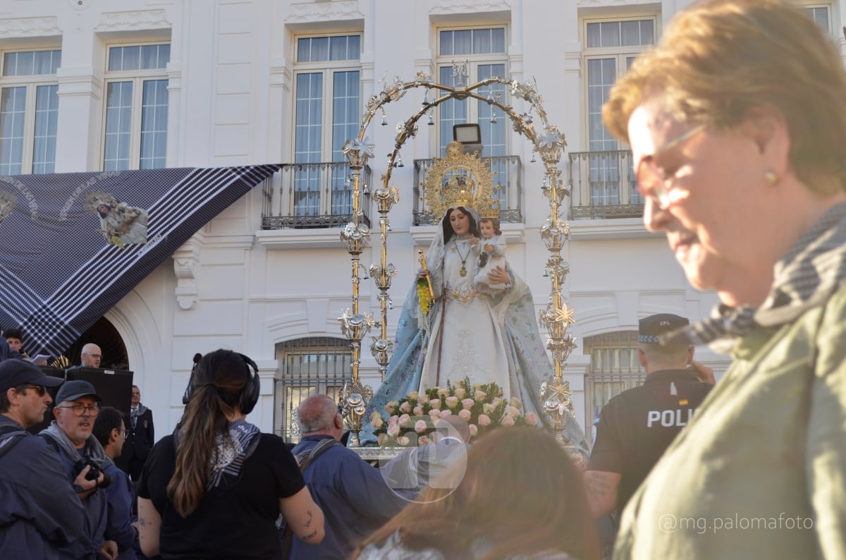 Lucía Moreno y Paloma Morales retratan la emoción de la llegada de la Virgen de las Viñas a Tomelloso