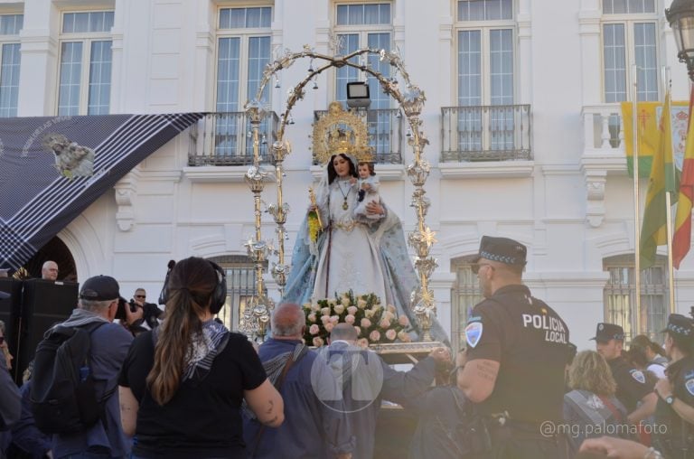 Lucía Moreno y Paloma Morales retratan la emoción de la llegada de la Virgen de las Viñas a Tomelloso
