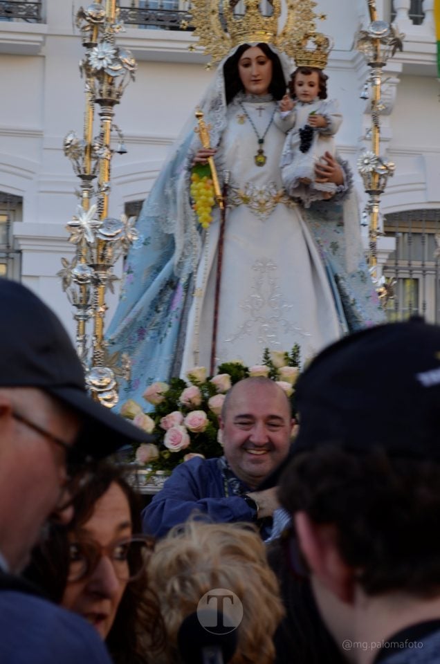 Lucía Moreno y Paloma Morales retratan la emoción de la llegada de la Virgen de las Viñas a Tomelloso