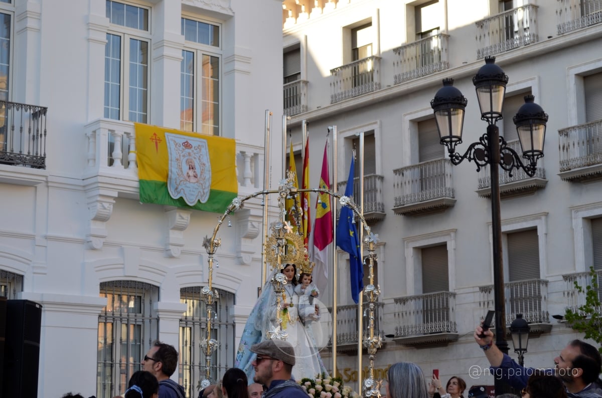 Lucía Moreno y Paloma Morales retratan la emoción de la llegada de la Virgen de las Viñas a Tomelloso