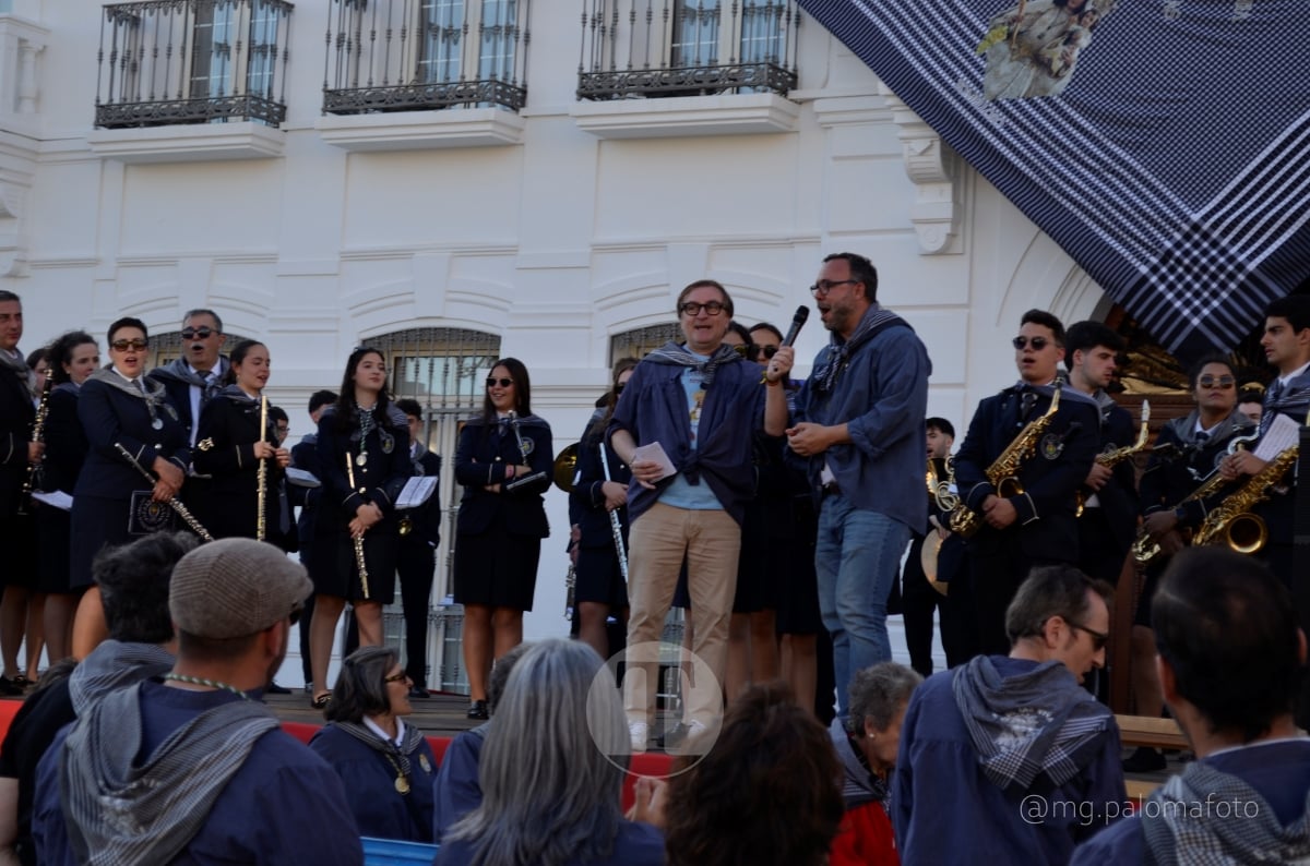 Lucía Moreno y Paloma Morales retratan la emoción de la llegada de la Virgen de las Viñas a Tomelloso