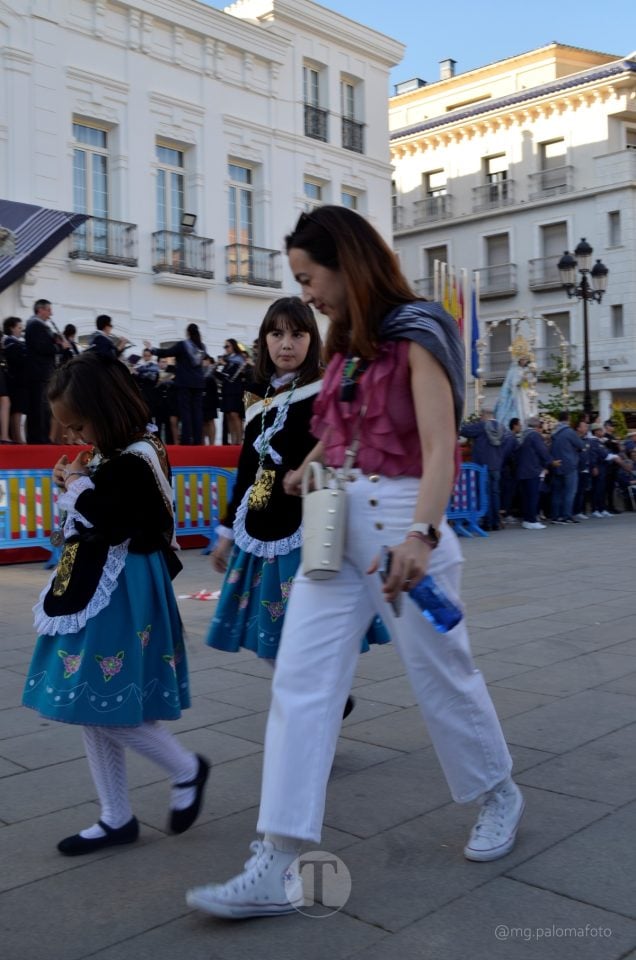 Lucía Moreno y Paloma Morales retratan la emoción de la llegada de la Virgen de las Viñas a Tomelloso
