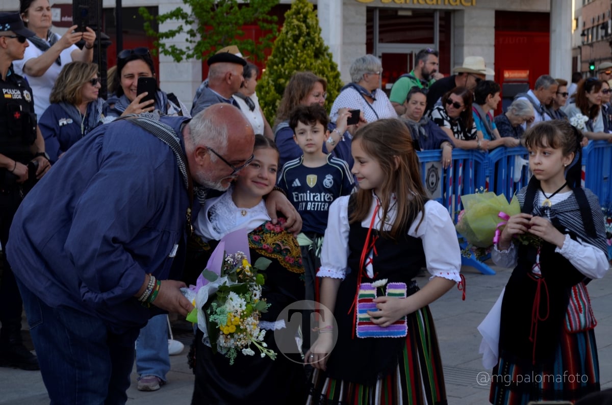 Lucía Moreno y Paloma Morales retratan la emoción de la llegada de la Virgen de las Viñas a Tomelloso