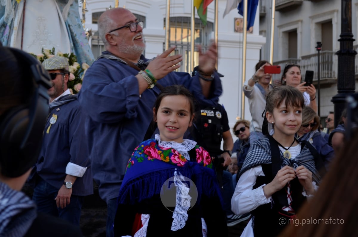 Lucía Moreno y Paloma Morales retratan la emoción de la llegada de la Virgen de las Viñas a Tomelloso