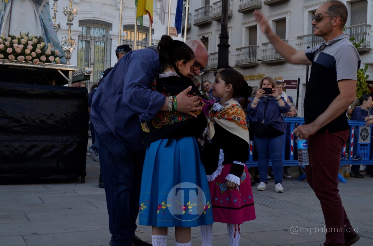 Lucía Moreno y Paloma Morales retratan la emoción de la llegada de la Virgen de las Viñas a Tomelloso