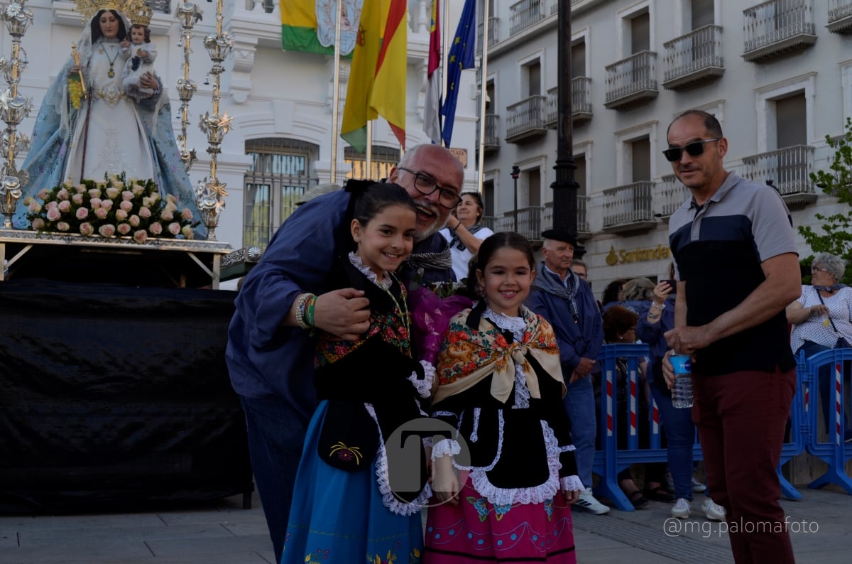 Lucía Moreno y Paloma Morales retratan la emoción de la llegada de la Virgen de las Viñas a Tomelloso