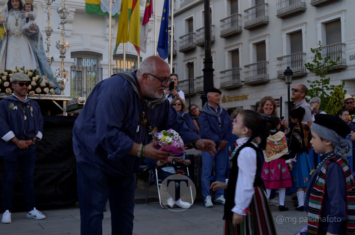 Lucía Moreno y Paloma Morales retratan la emoción de la llegada de la Virgen de las Viñas a Tomelloso
