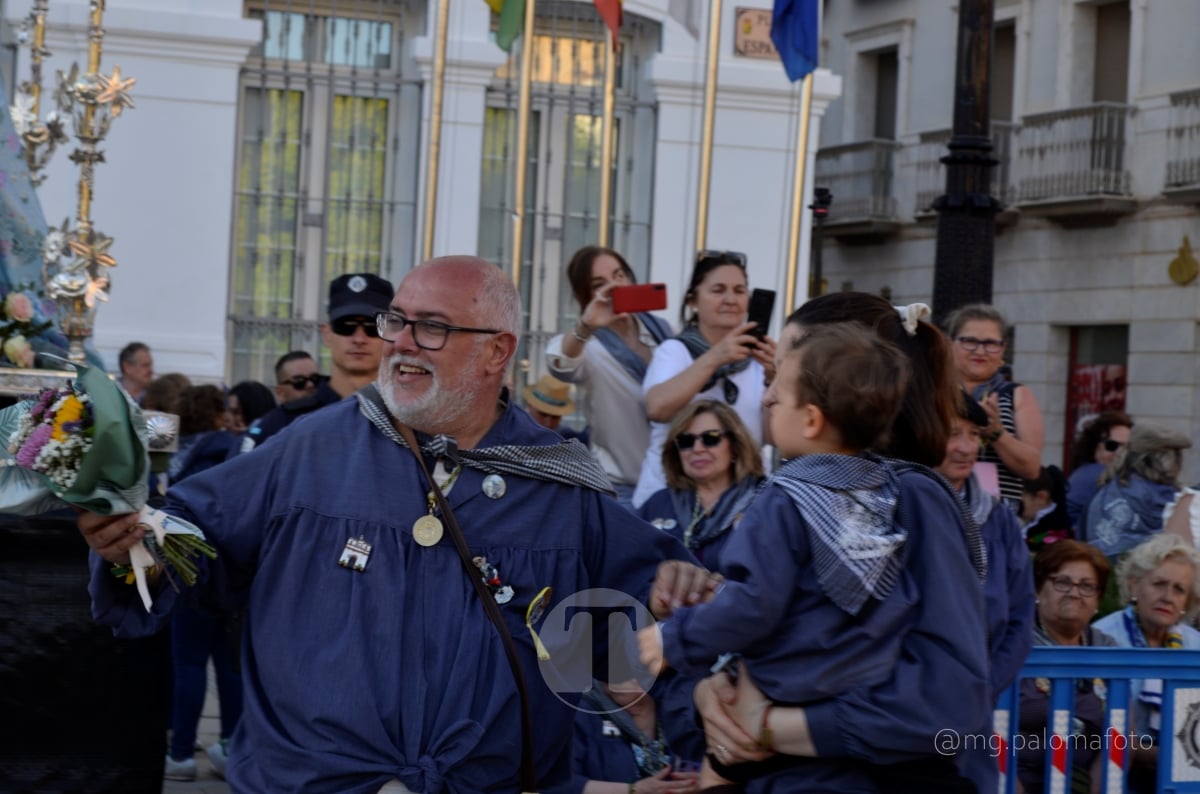 Lucía Moreno y Paloma Morales retratan la emoción de la llegada de la Virgen de las Viñas a Tomelloso