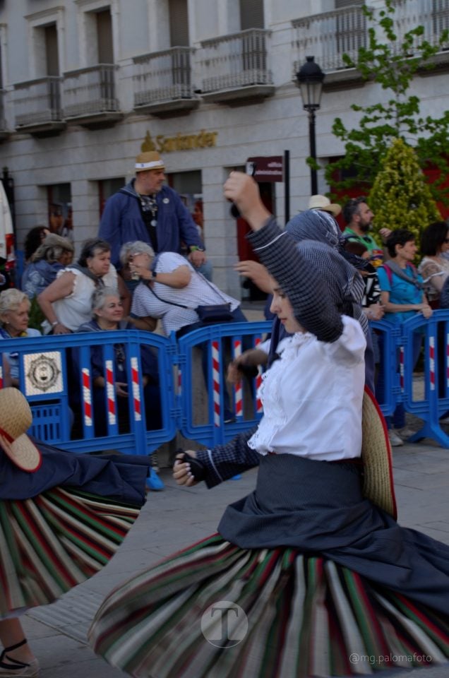 Lucía Moreno y Paloma Morales retratan la emoción de la llegada de la Virgen de las Viñas a Tomelloso