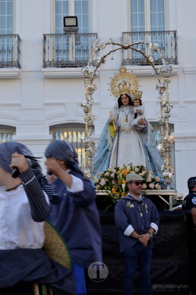 Lucía Moreno y Paloma Morales retratan la emoción de la llegada de la Virgen de las Viñas a Tomelloso